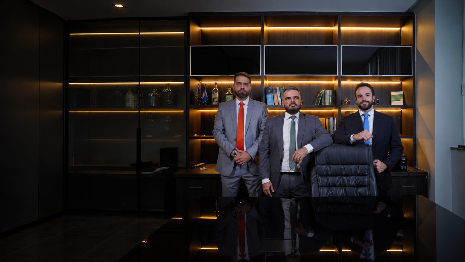 Equipe HMJ Advocacia Criminal em escritório